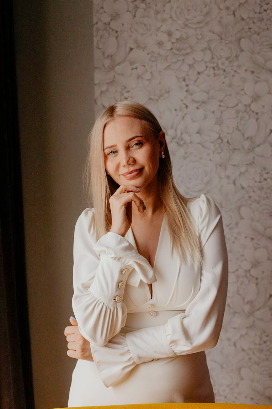 Лидия Искакова в белом платье — премиум-портрет, метафора личной огранки